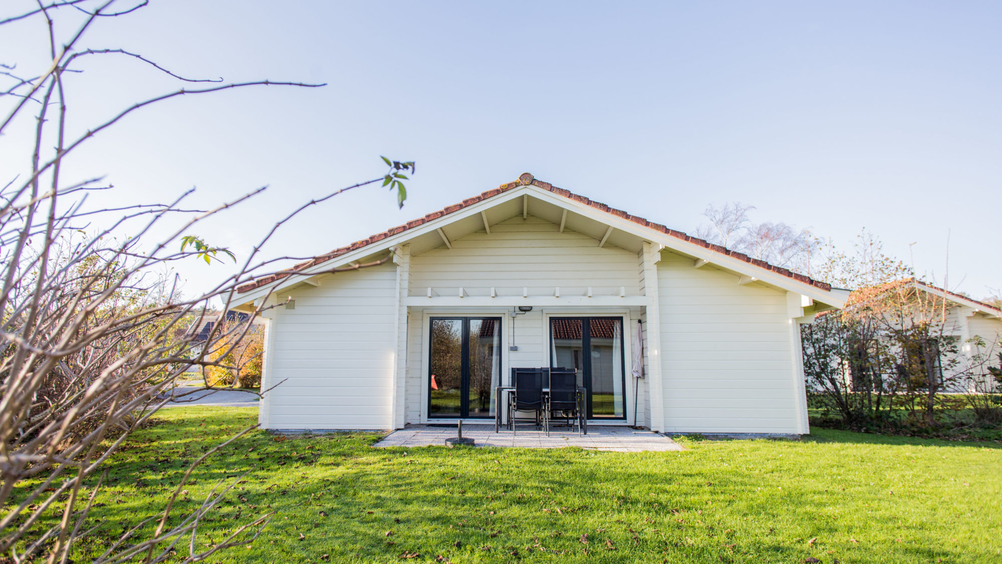 Achterzijde terras Finse bungalow de Riesen Terschelling