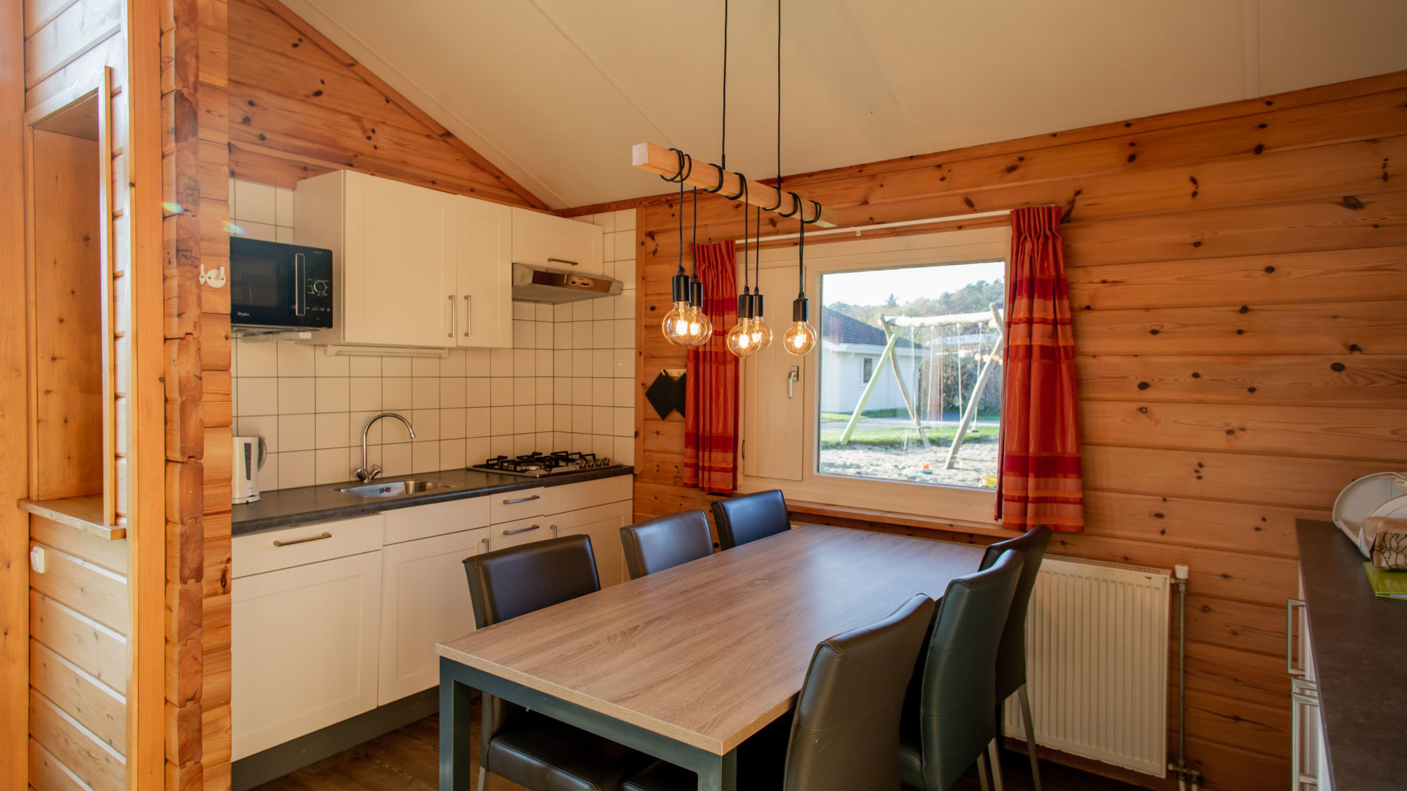 Eethoek keuken Finse bungalow de Riesen Terschelling
