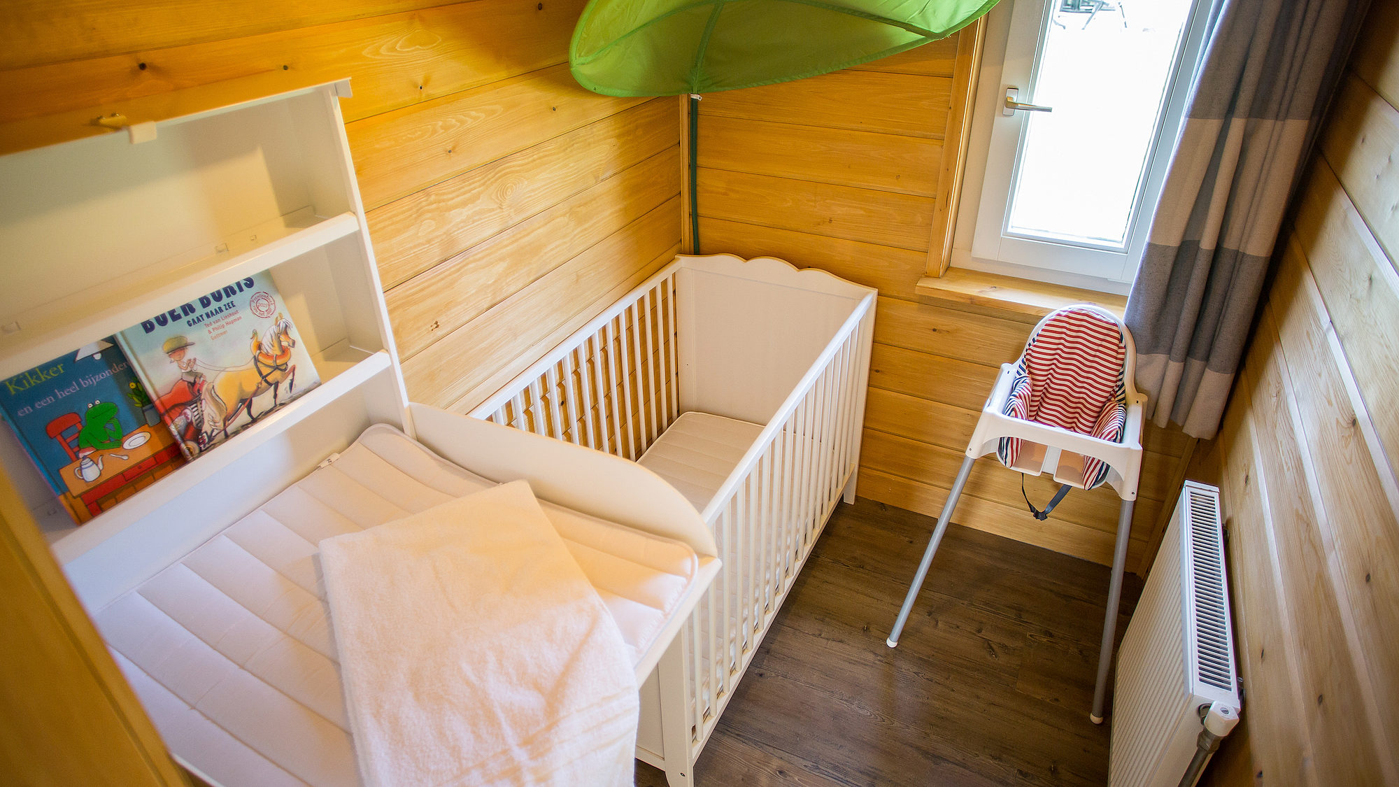 Commode kinderbed kinderstoel Finse bungalow de Riesen Terschelling