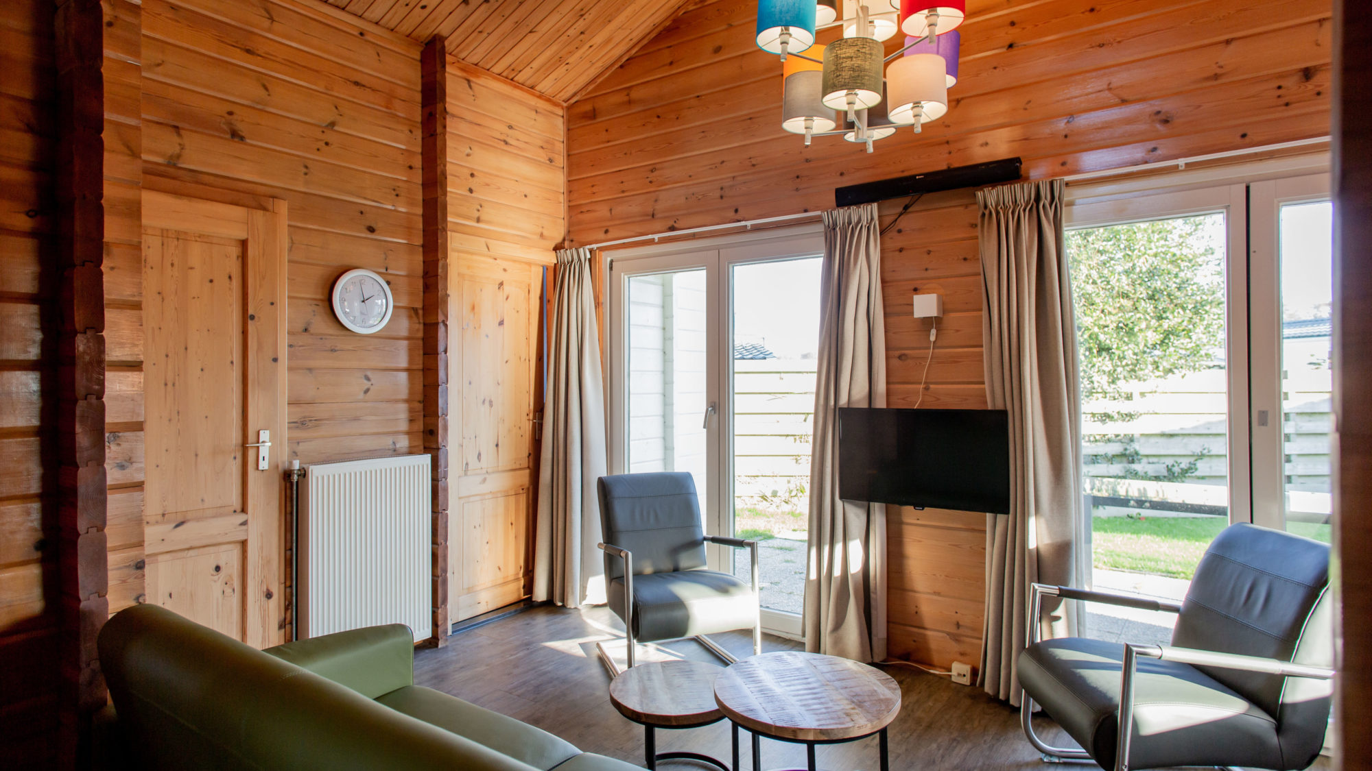 Woonkamer eigen terras Finse bungalow de Riesen Terschelling