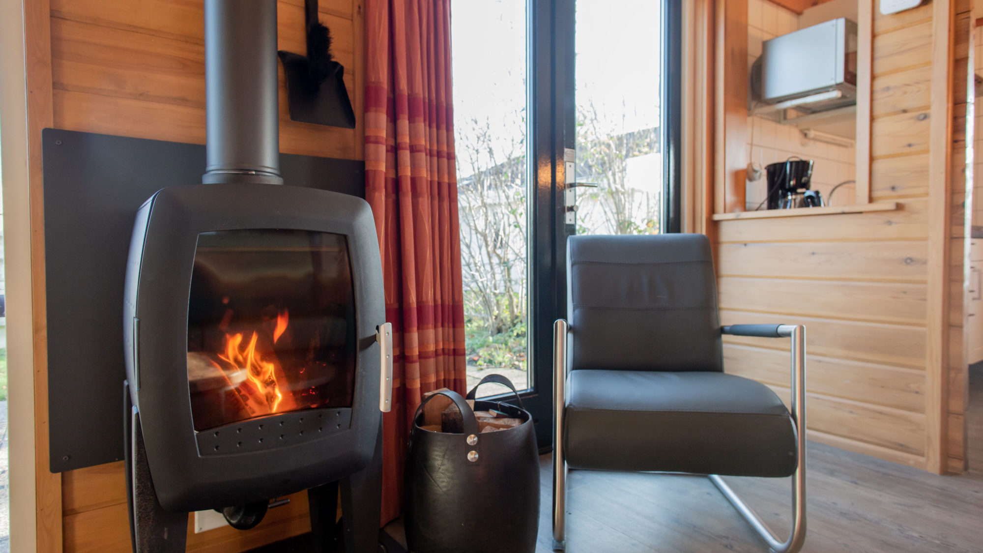 Stoel haard Finse bungalow Houtkachel de Riesen Terschelling
