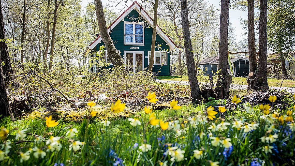 Ruime tuin vooraanzicht vakantiehuis Kijkduin Midsland Noord Terschelling