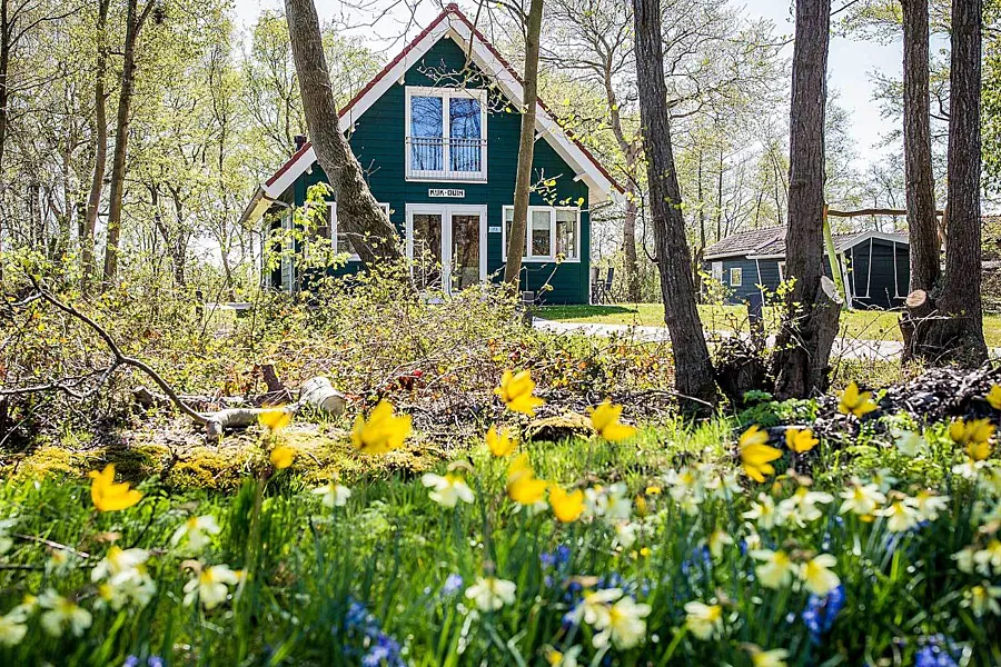 Ruime tuin vooraanzicht vakantiehuis Kijkduin Midsland Noord Terschelling