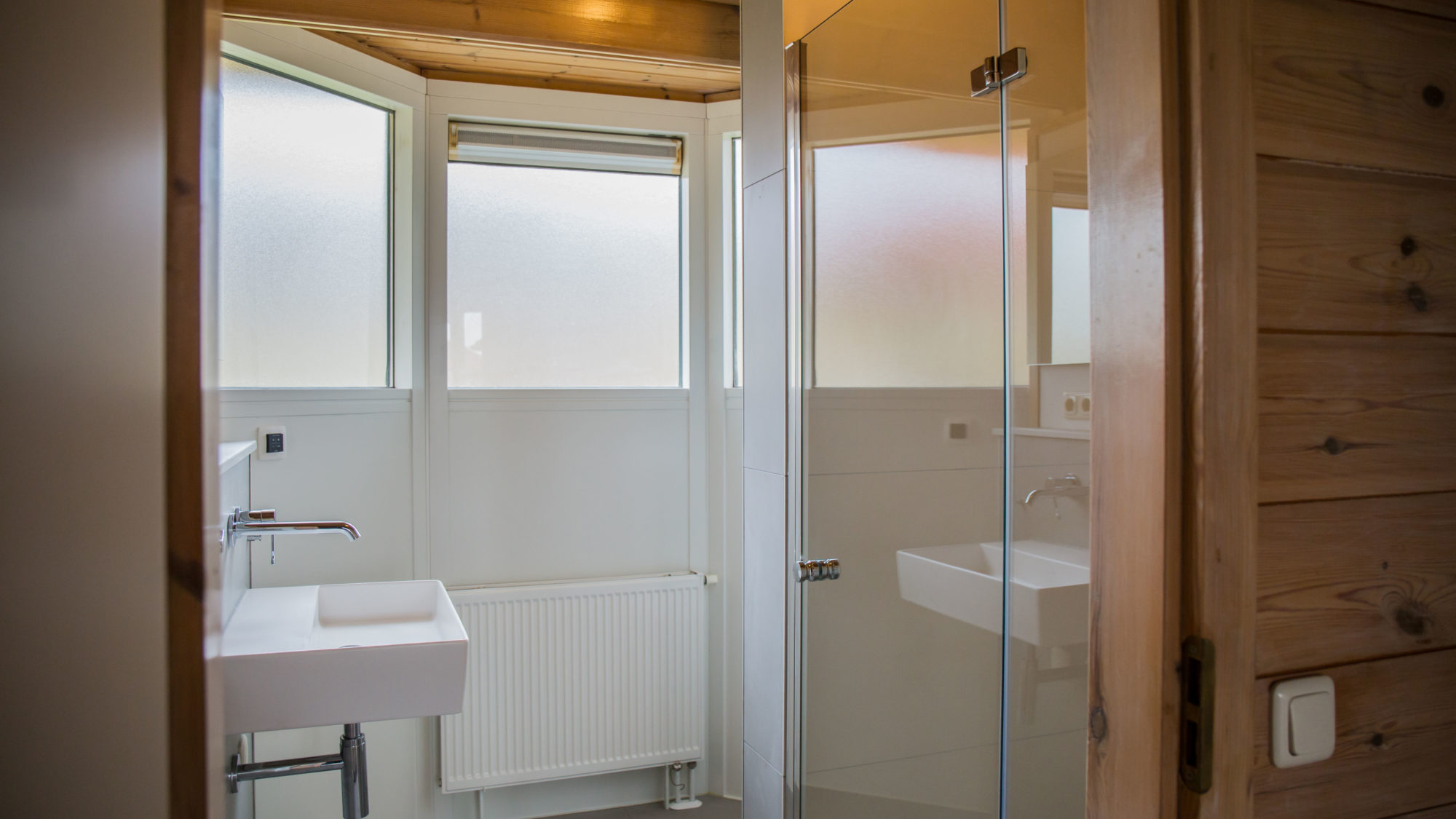 Douche wastafel badkamer Villabungalow openhaard Tjermelan Terschelling
