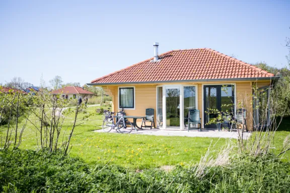 Terras grasveld Villabungalow openhaard Tjermelan Terschelling