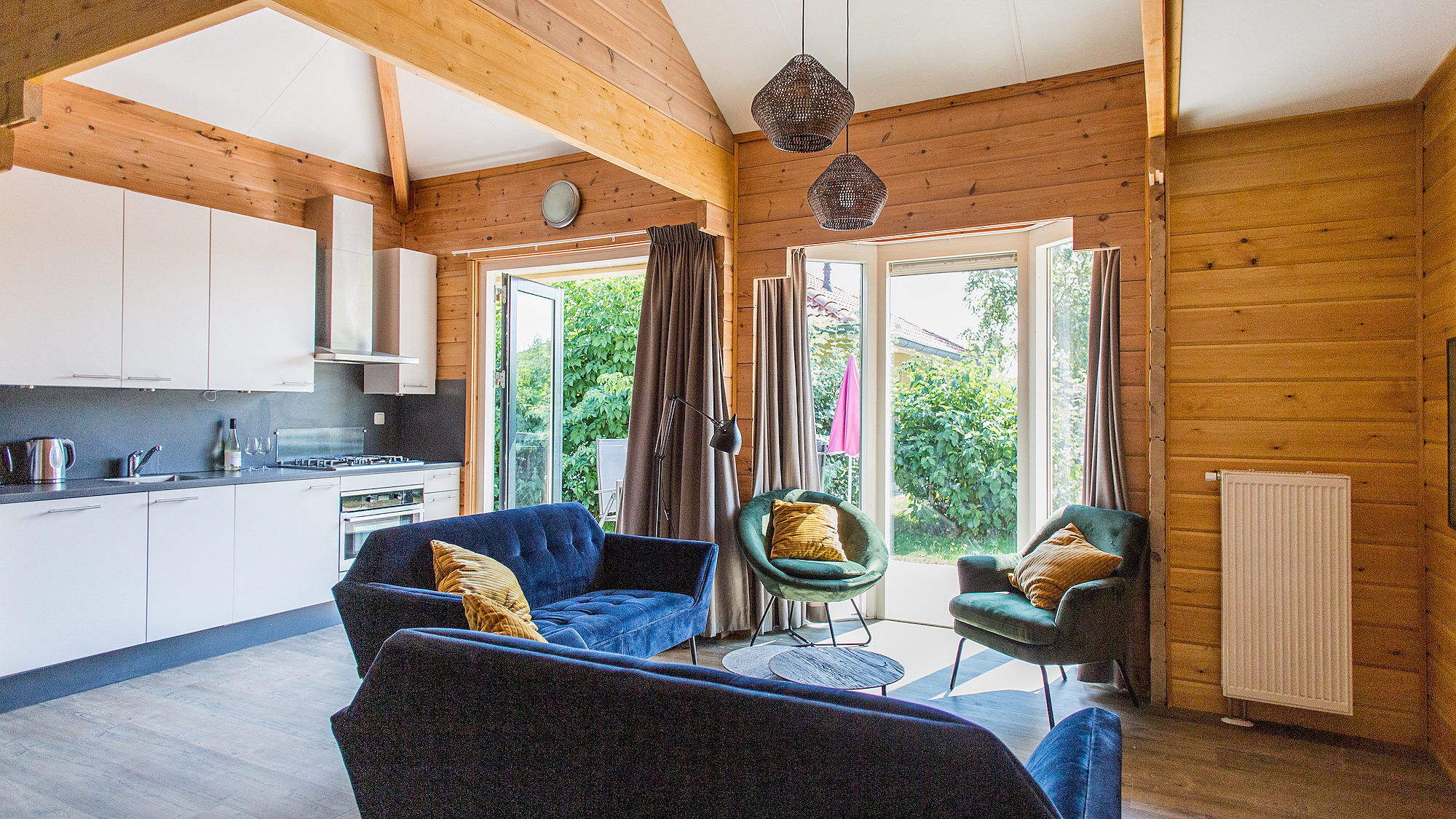 Open keuken zithoek terras Villabungalow 2 badkamers Tjermelan Terschelling