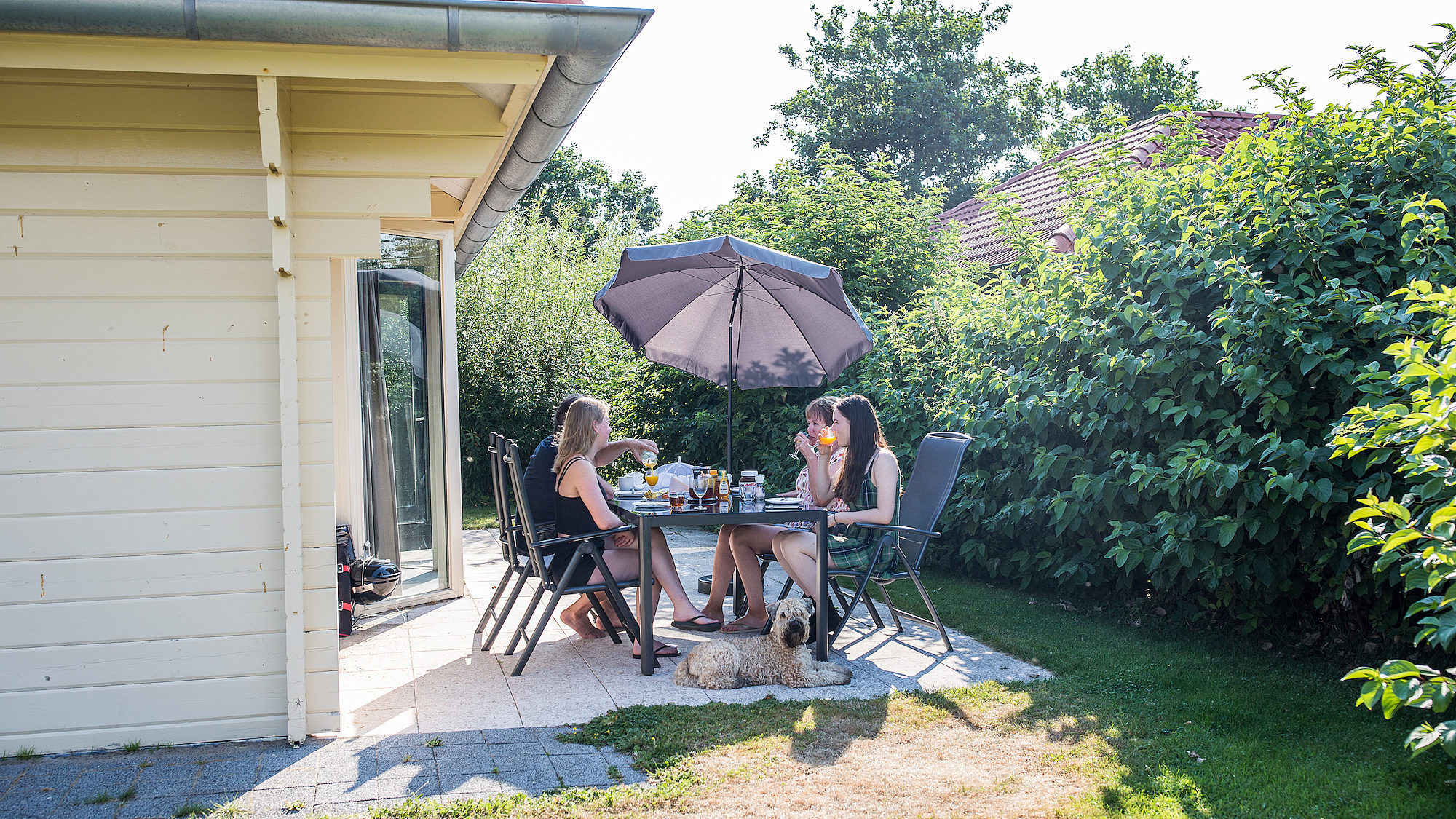 4 personen op het eigen terras villabungalow Tjermelan Terschelling