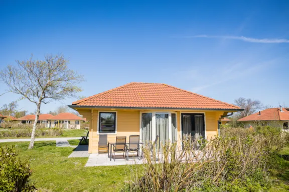 Zonnige dag met terras en villabungalow Tjermelan Terschelling