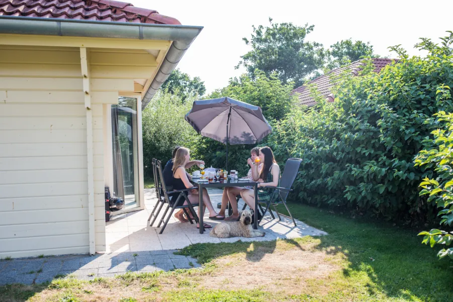 4 personen op het eigen terras villabungalow Tjermelan Terschelling