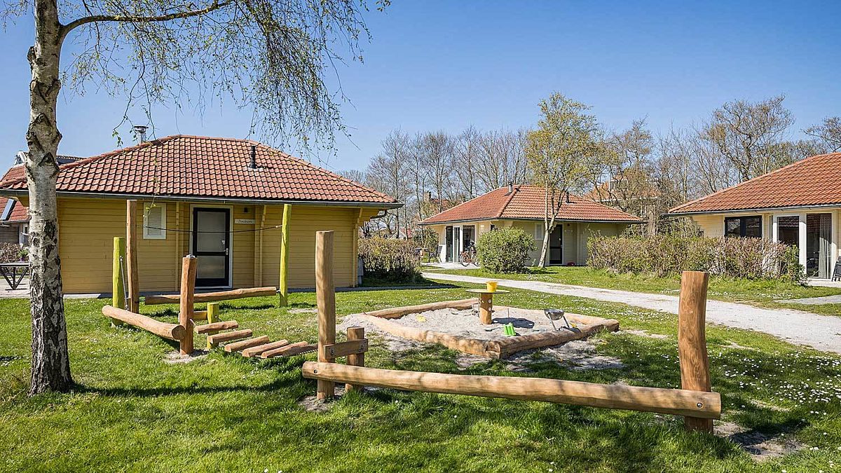 Houten hindernisbaan zandbak Villabungalow houtkachel whirlpool Tjermelan Terschelling