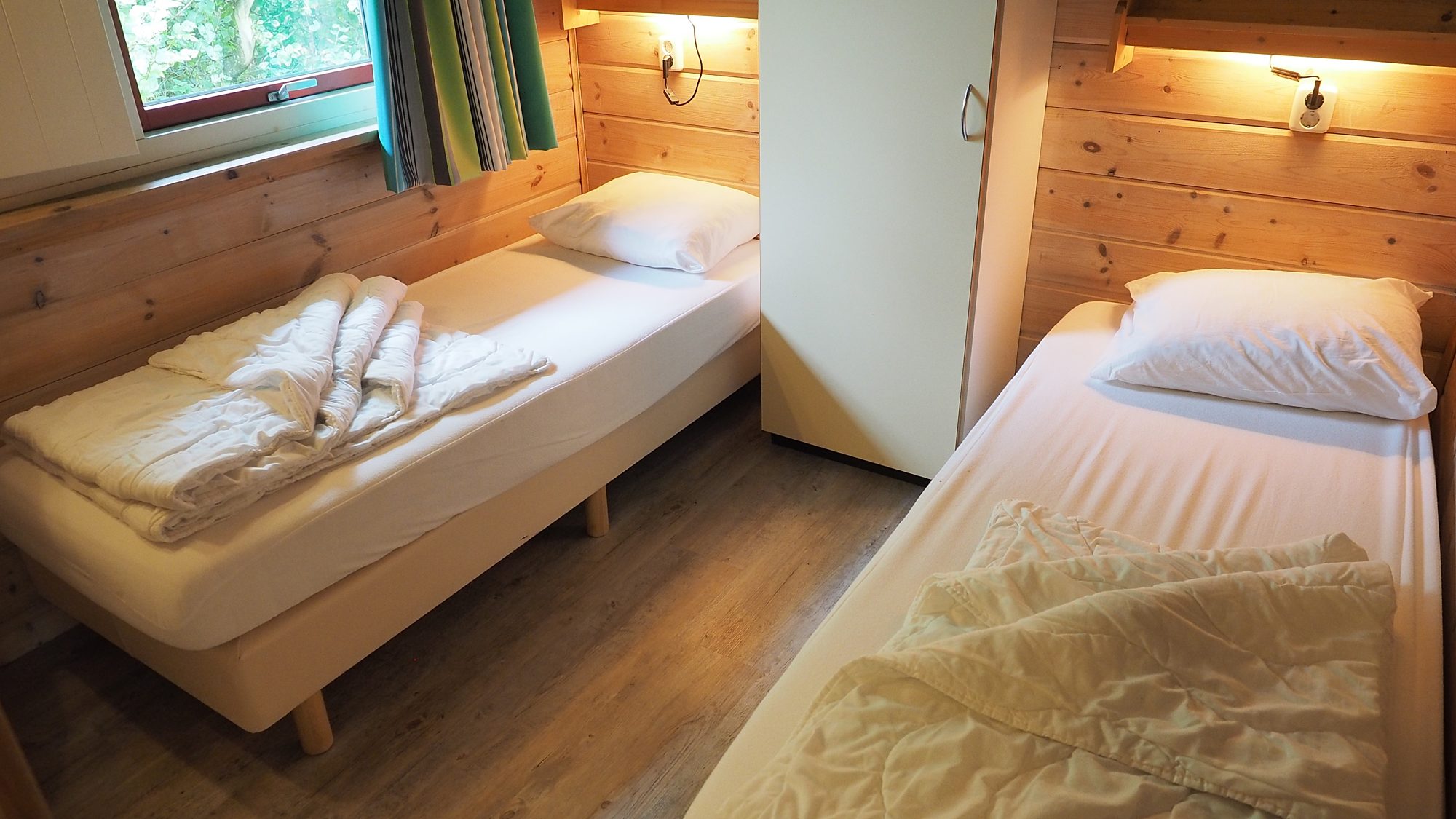 Slaapkamer met losse een persoonsbedden kast raam villabungalow Tjermelan Terschelling