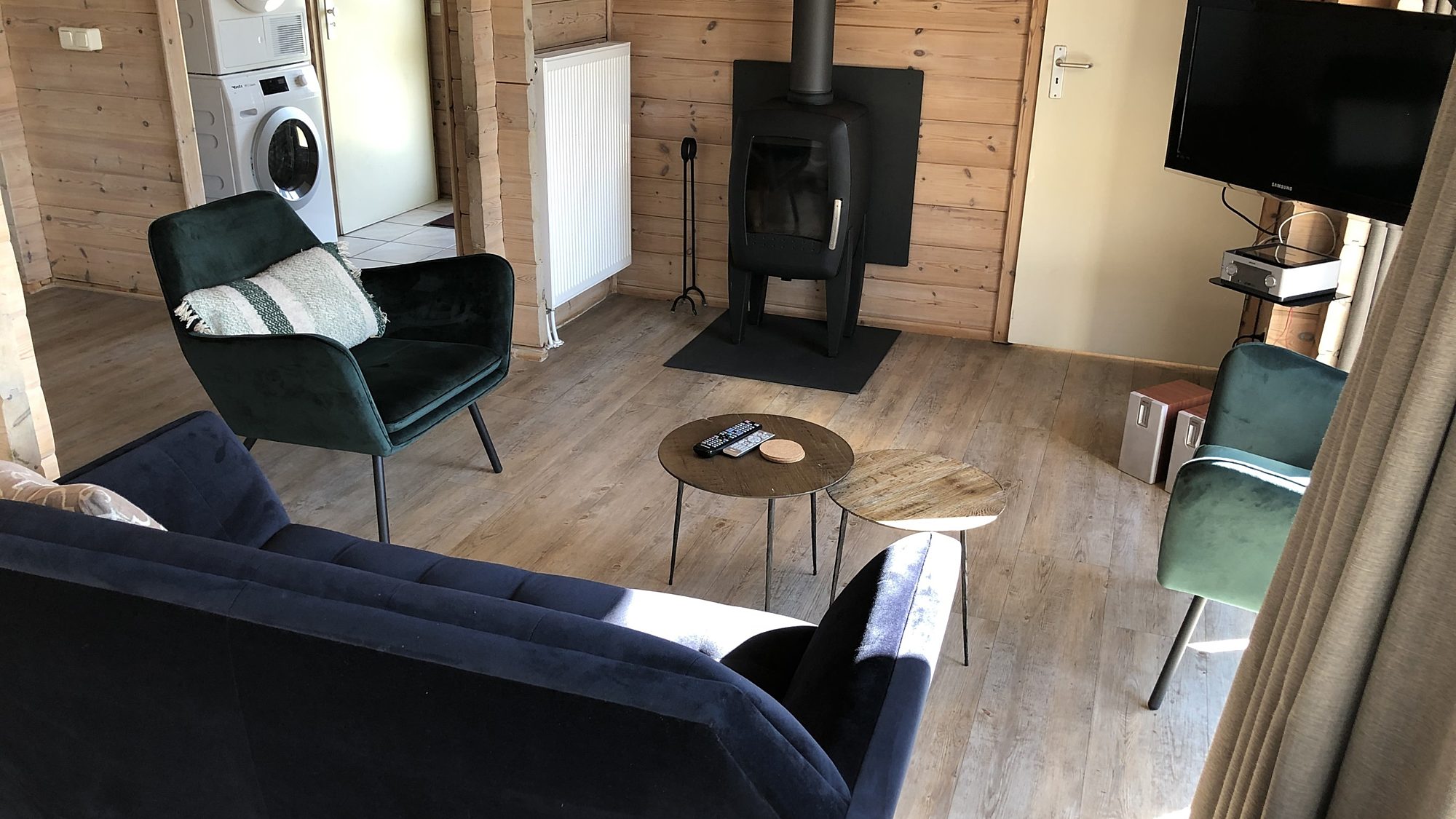 Zithoek met bank Fauteuils TV houtkachel villabungalow Tjermelan Terschelling