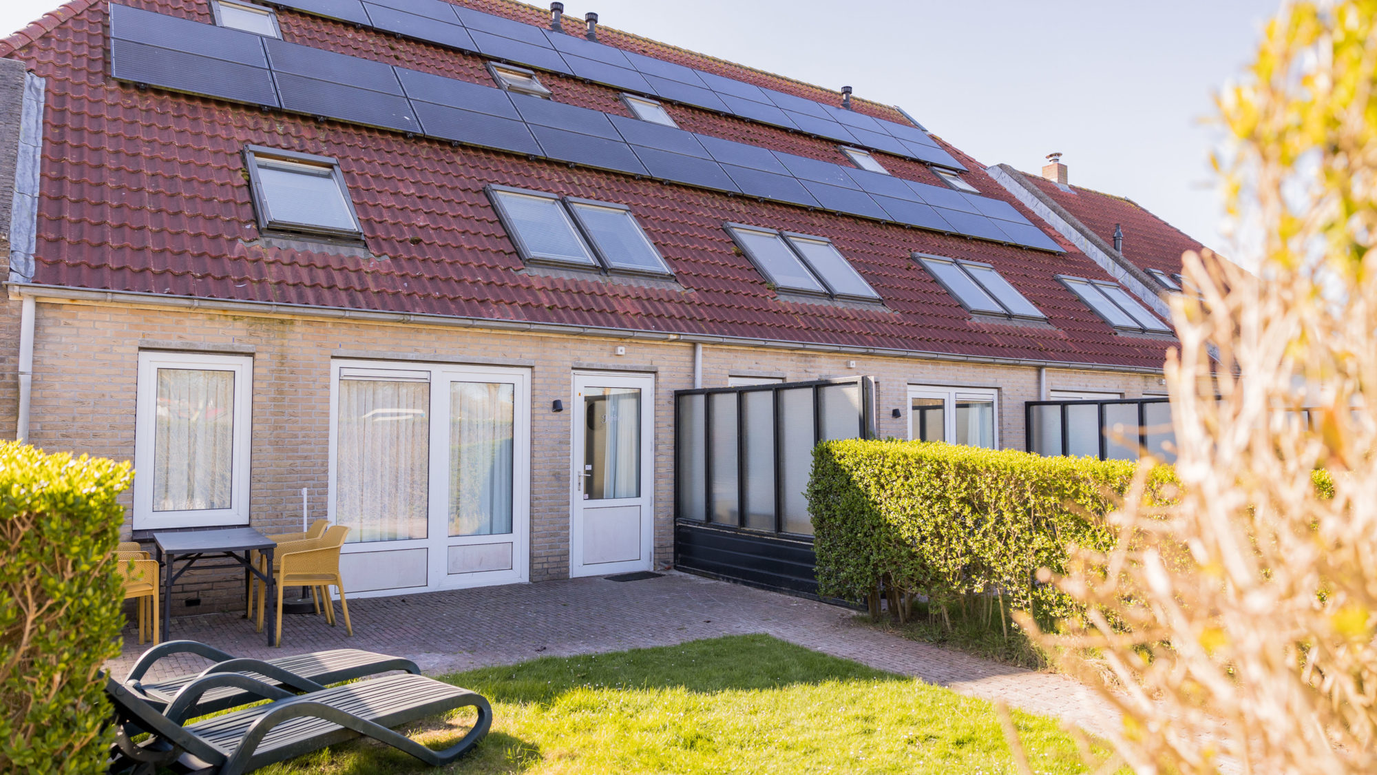 Toegang tot eigen terras begane grond Hotel appartement bad douche Tjermelan Terschelling