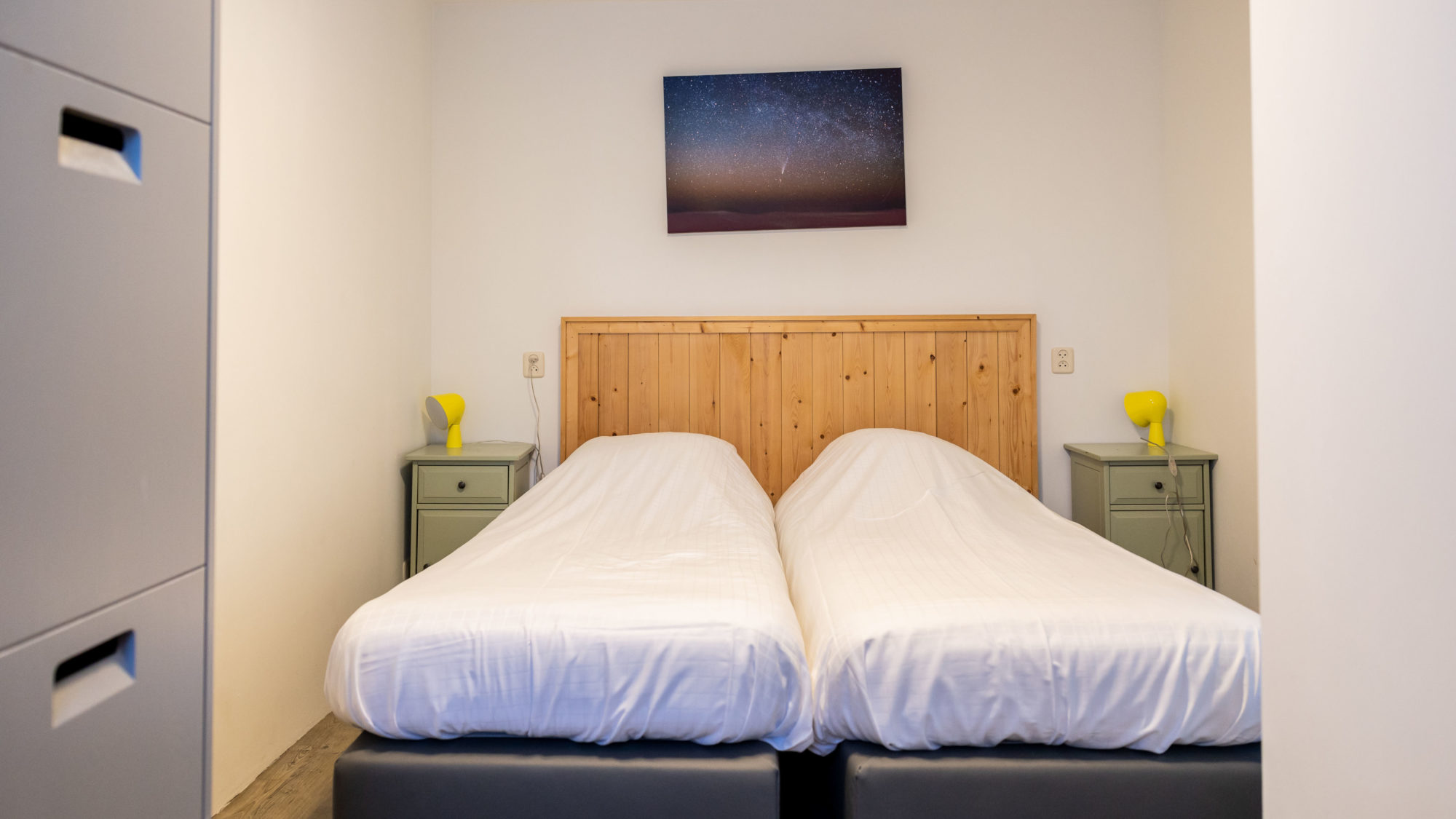 Slaapkamer 2 personen enkele bedden Hotel appartement bad douche Tjermelan Terschelling