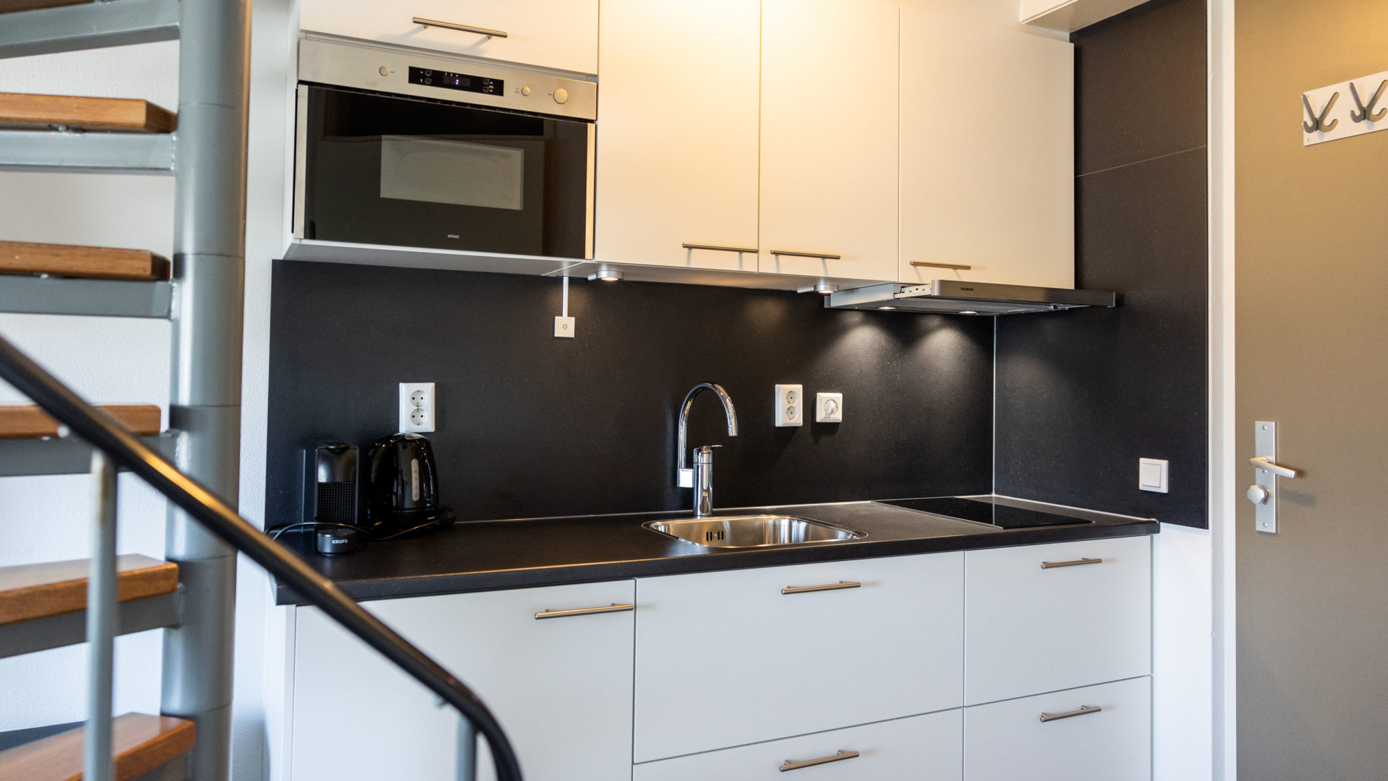 Keuken afzuigkap inductiekookplaat 2 pits koffiezetter spoelbak Studio Etage Hotel Tjermelan Terschelling