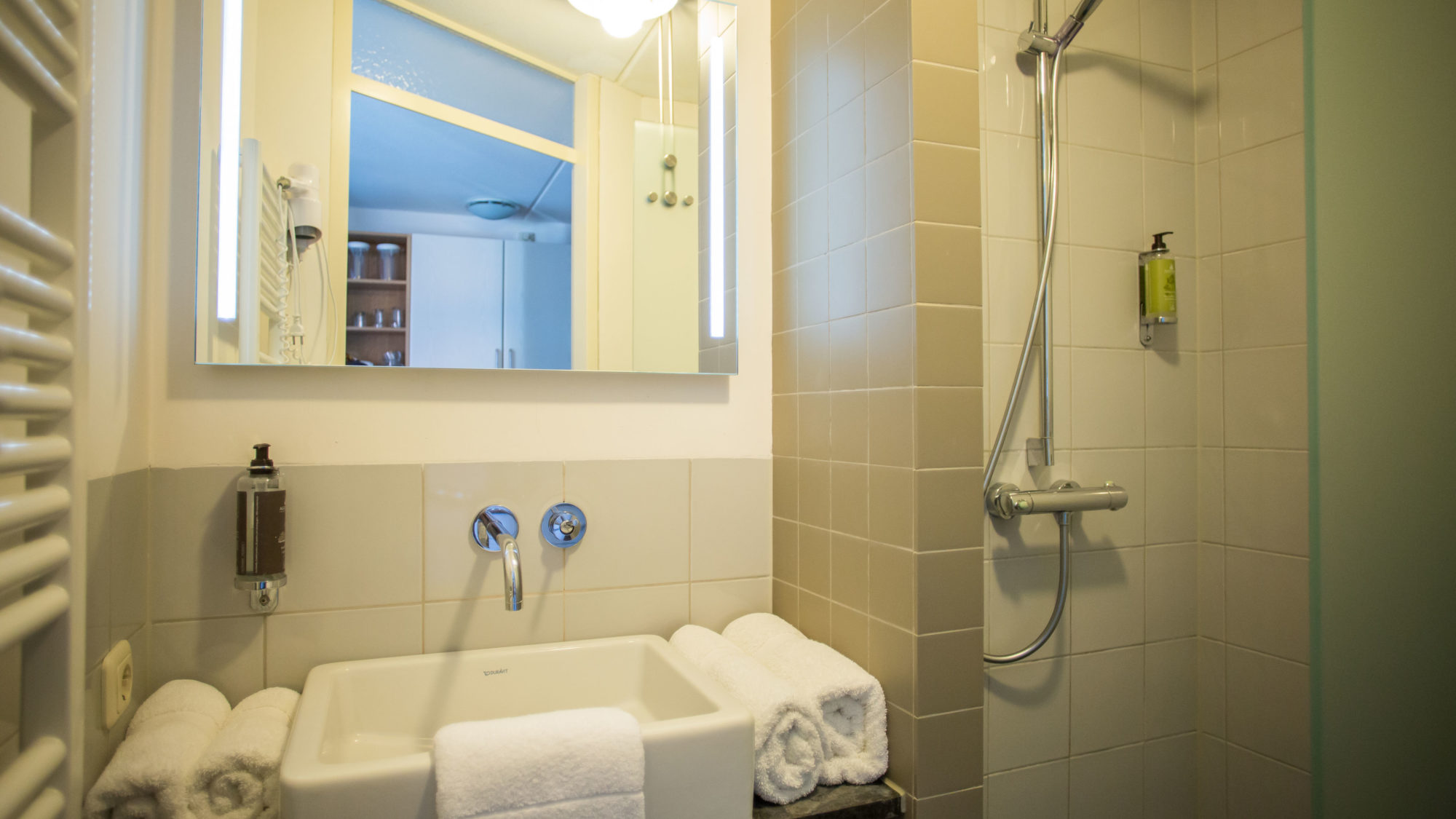 Wastafel spiegel inloopdouche Studio Etage Hotel Tjermelan Terschelling