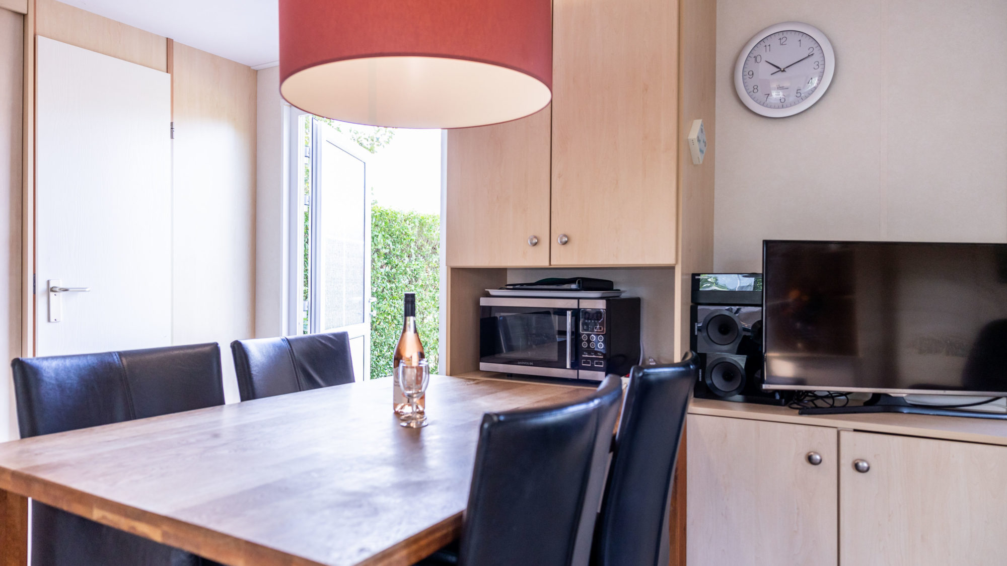 Eettafel brede deur naar terras duinbungalow Mindervalide Terschelling Tjermelan jpg