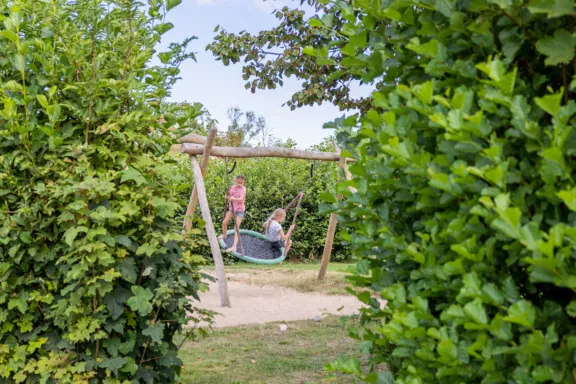 Speeltoestel schommel vakantiepark Tjermelan Terschelling