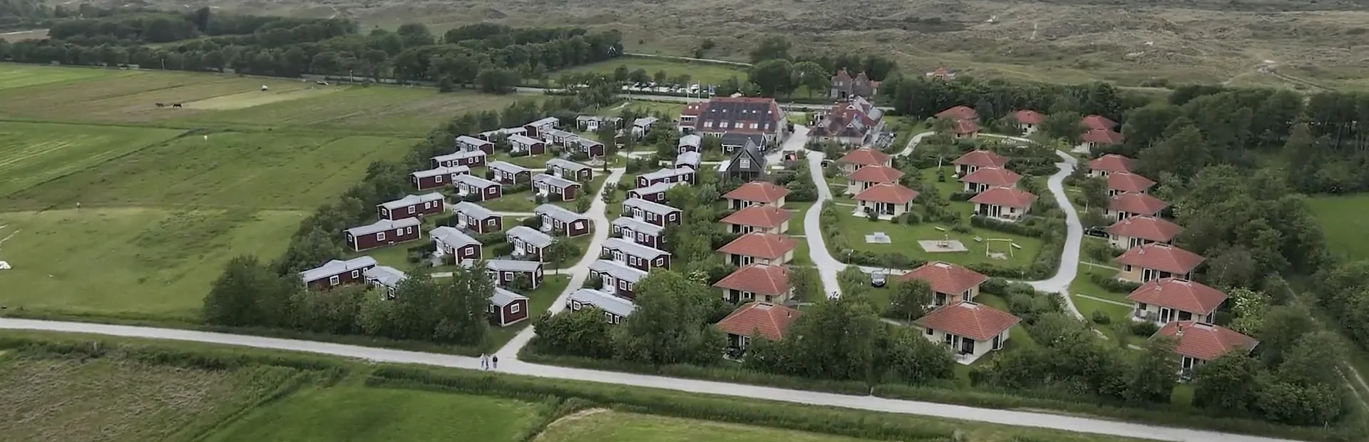 Luchtfoto vakantiepark Tjermelan Terschelling hoofdweg duinen Noordzee