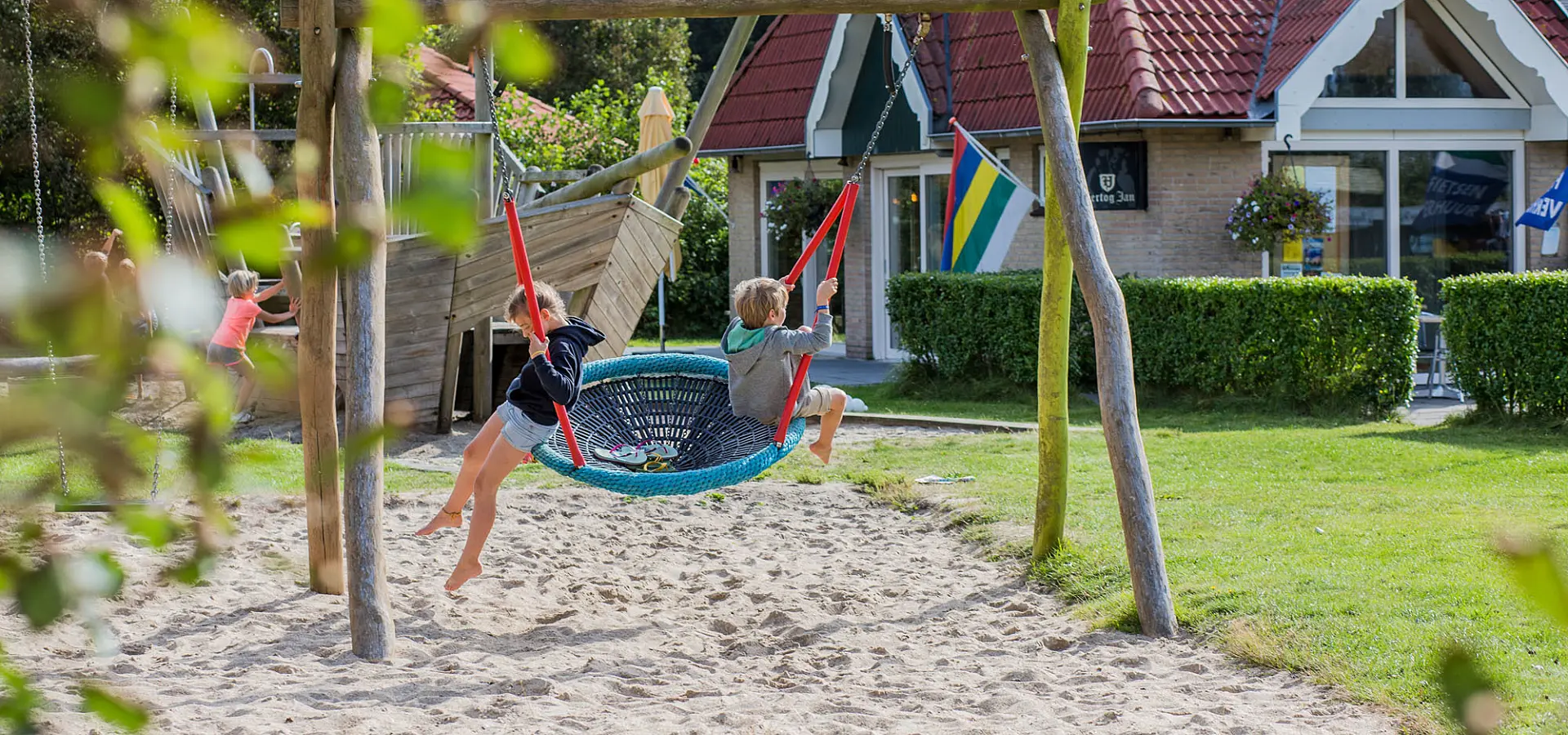 enfants à bascule sur Terschelling, village des vacances Tjermelân